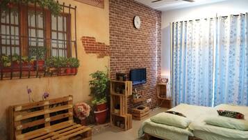 Appartamento Design, 2 camere da letto | Area soggiorno | Smart TV 32 pollici con canali via cavo, TV