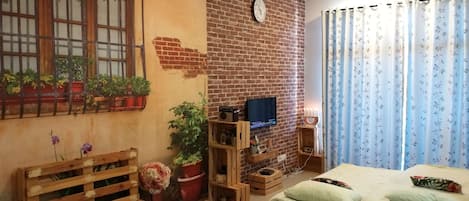 Apartamento design, 2 quartos | Área de estar | Smart TV 32 polegadas com canais a cabo, TV