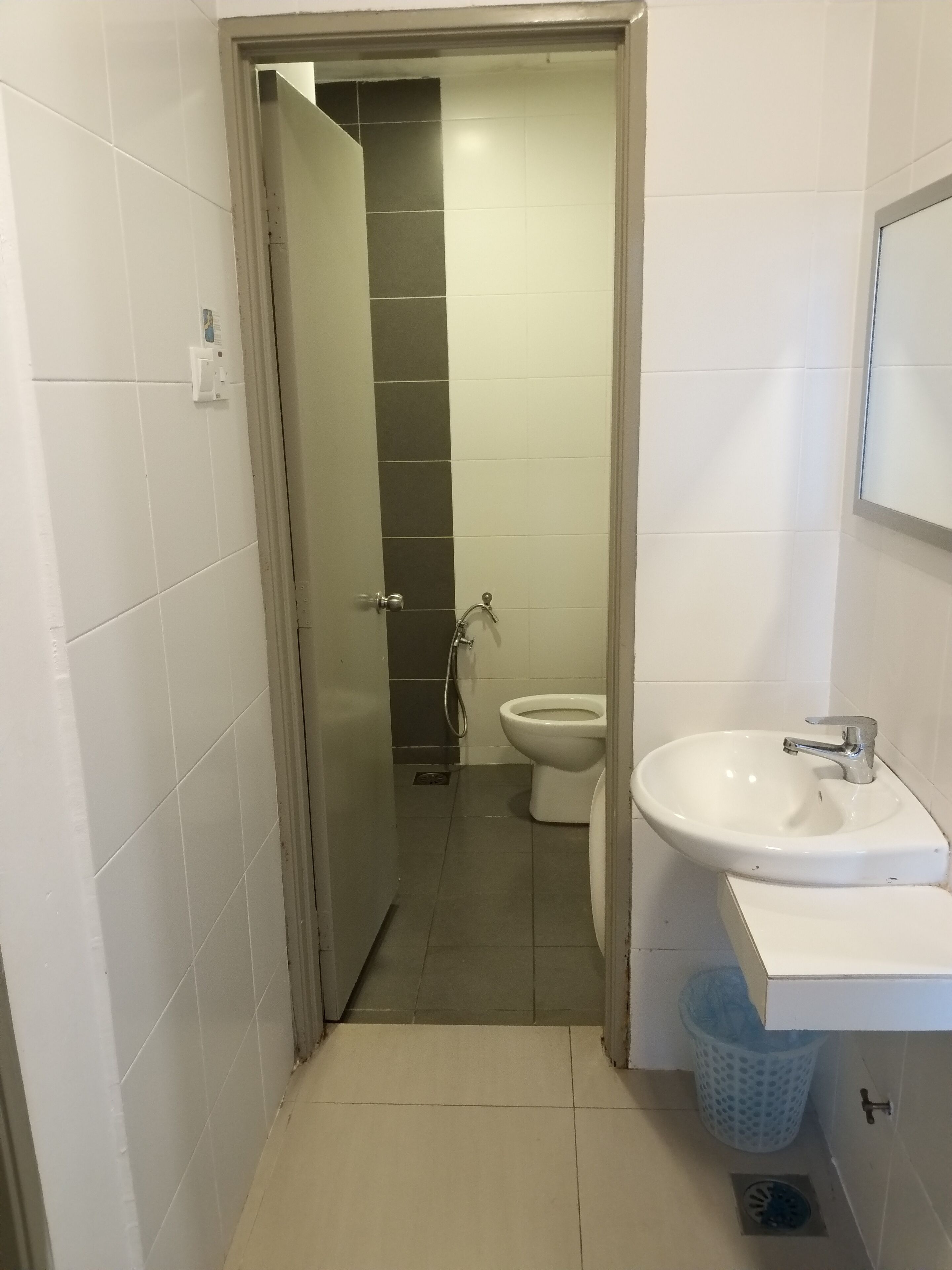 Een badkamer met toilet, wastafel en douche.
