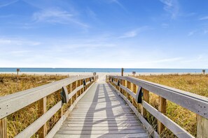 On the beach - Beachfront 3BR @ Seachase • Sleeps 8 • Panoramic Views & Amazing Resort Amenities (Orange Beach)