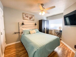 1 dormitorio, tabla de planchar con plancha, wifi y ropa de cama