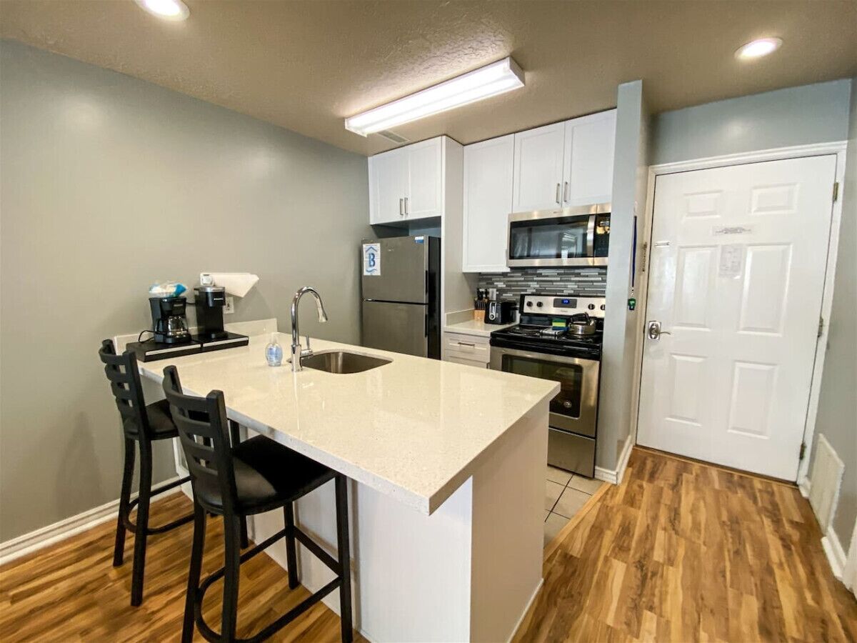 Kjøleskap, mikrobølgeovn, ovn og kokeplater