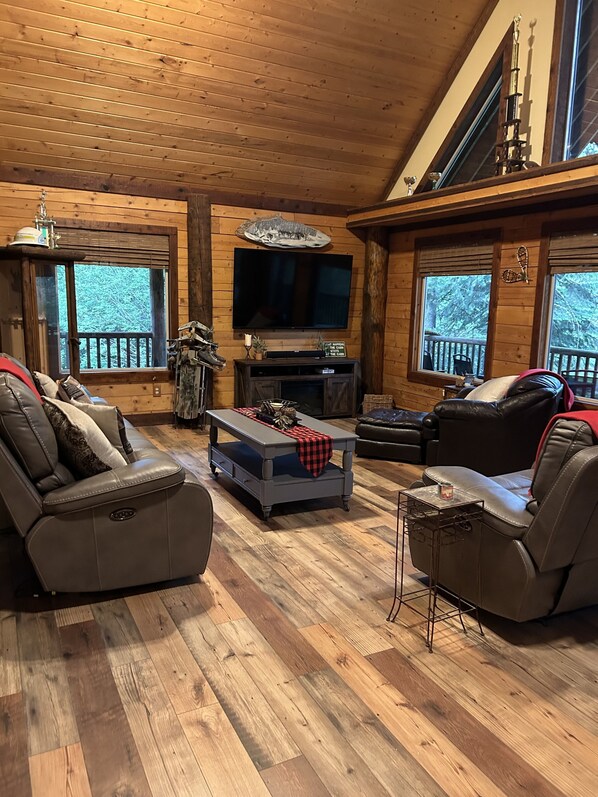 Smart-TV, Kamin, Videospiele, DVD-Player