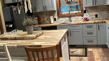 Een koelkast, een magnetron, een oven, een kookplaat