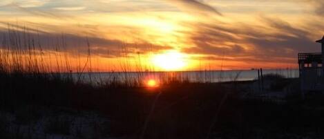 Näkymä rannalle/valtamerelle