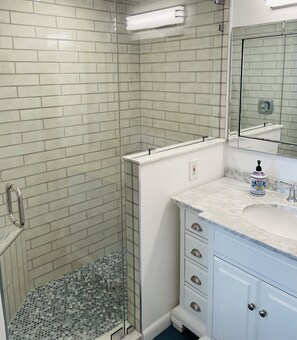 Baignoire, sèche-cheveux, serviettes fournies