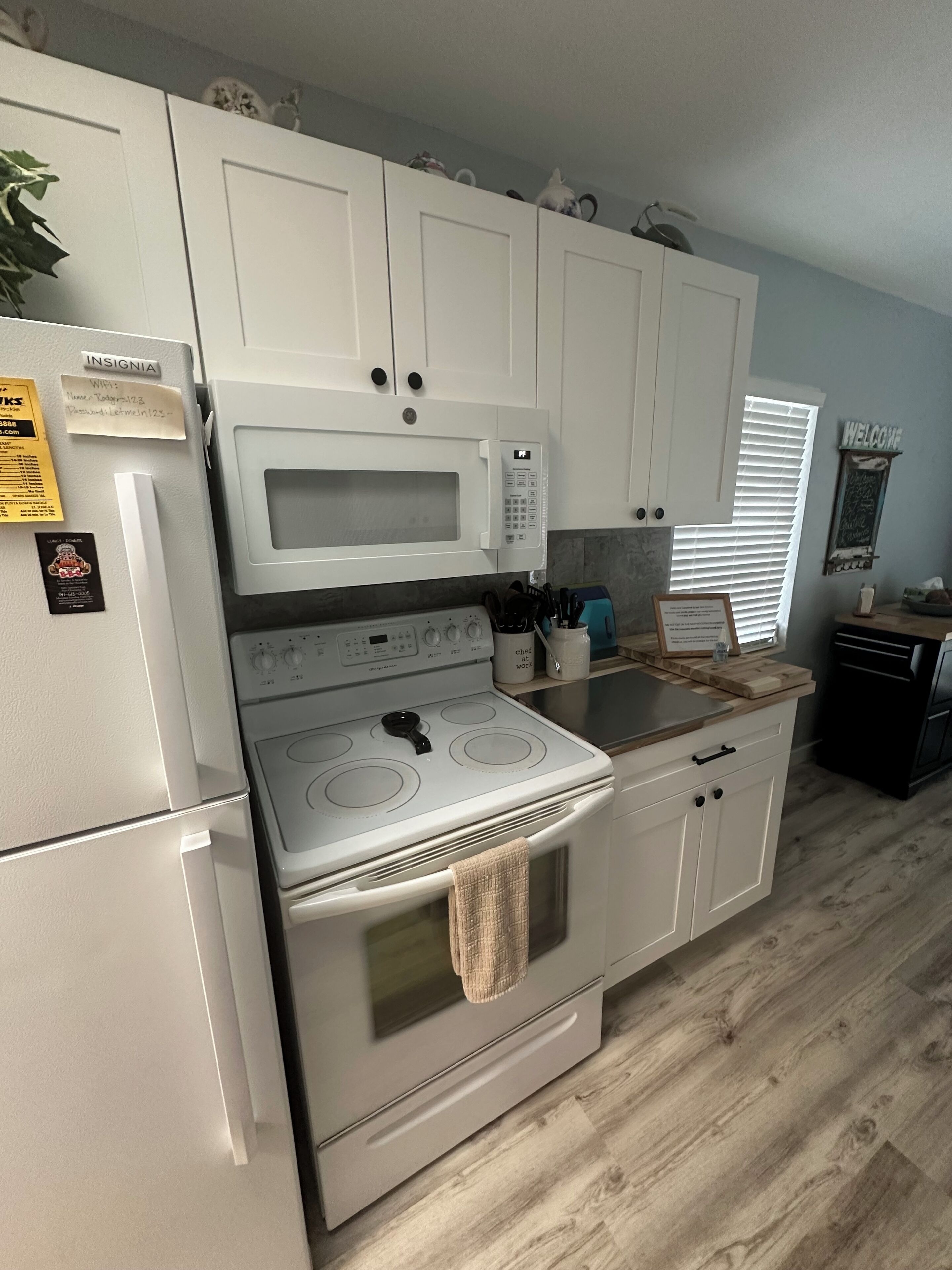 Jääkaappi, mikroaaltouuni, uuni, liesi