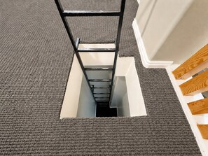 Un escalier menant à un sous-sol ou à un niveau inférieur.