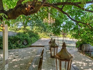 Terrace/patio - Heart of Healdsburg Cottage for 4, Pool, Spa, Fire Pit, WIFI, BBQ (Healdsburg)