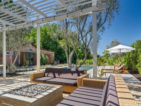 Terrace/patio - Heart of Healdsburg Cottage for 4, Pool, Spa, Fire Pit, WIFI, BBQ (Healdsburg)