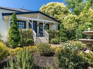 Exterior - Heart of Healdsburg Cottage for 4, Pool, Spa, Fire Pit, WIFI, BBQ (Healdsburg)