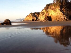 Playa en los alrededores, camastros y toallas de playa 