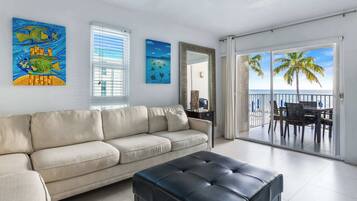 Una televisión, una oficina