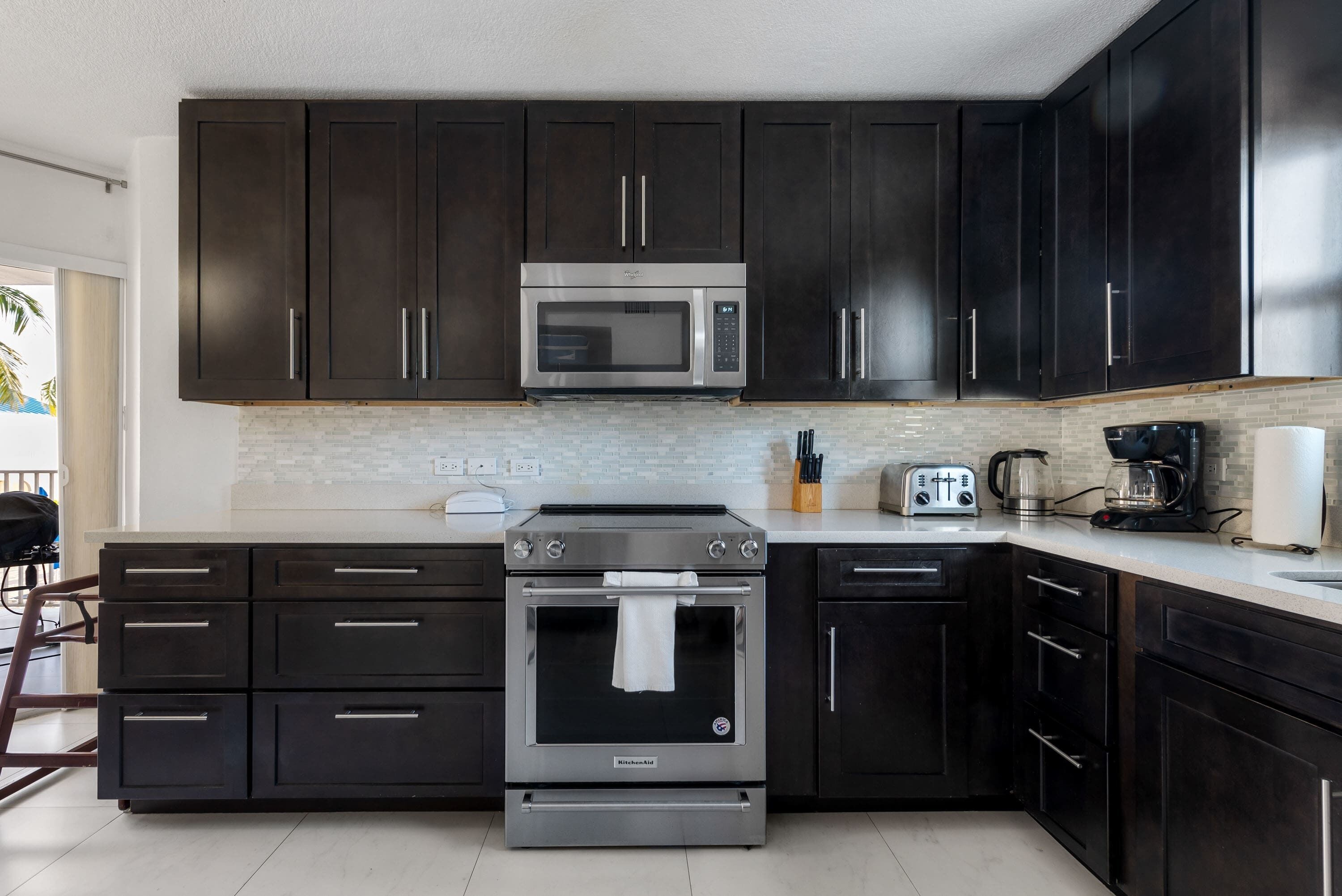 Jääkaappi, mikroaaltouuni, uuni, liesi