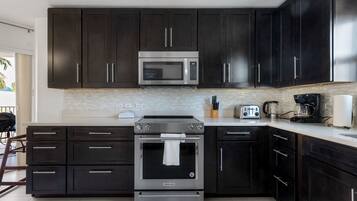 Frigorífico, microondas, horno y placa de cocina