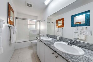 Suihkun ja ammeen yhdistelmä, hiustenkuivaaja, pyyhkeet, saippua