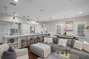 Smart-TV, DVD-spiller og bøker