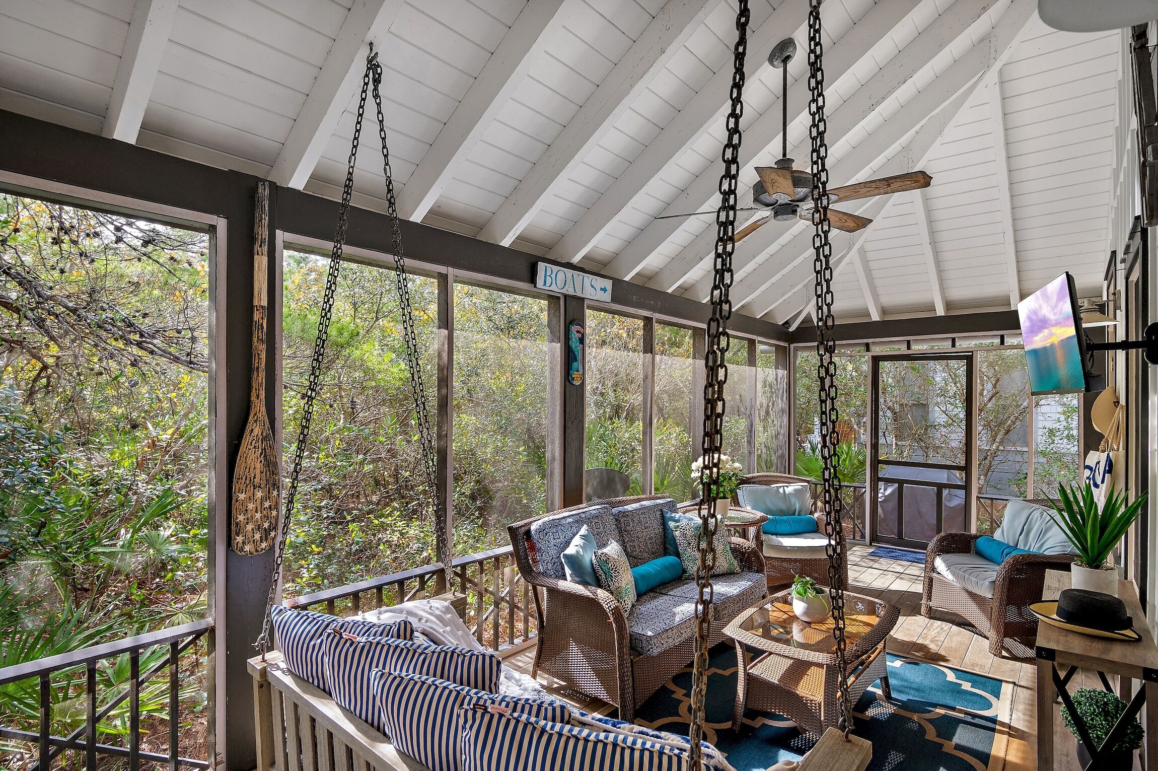 Smart-TV, DVD-Player, Bücher