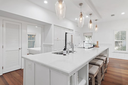 NEWLY RENOVATED BATHROOMS & PORCH SWING ON PRIVATE SCREENED-IN PORCH with tv