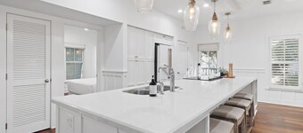 Beautiful recién remodelada Casa de lujo! A poca distancia de la playa y la piscina!