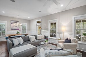 スマートテレビ、DVD プレーヤー、書庫