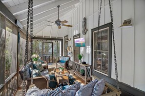 Smart TV, DVD player, books - Classic 30A neighborhood! Pet Friendly! 🐶 Beach & Pool! (Panama City Beach)