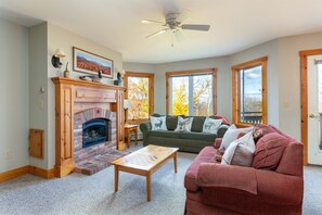 Smart TV, fireplace, books, stereo