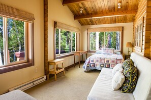4 bedrooms, iron/ironing board, free WiFi, bed sheets - Uinta Lodge by Cottonwood Lodging (Brighton)