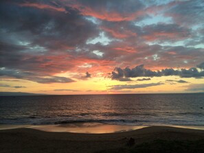 Beach nearby, sun loungers, beach towels