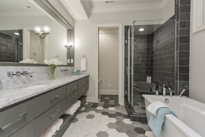 Ensemble douche/baignoire, sèche-cheveux, serviettes fournies, savon