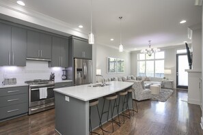 Kjøleskap, mikrobølgeovn, ovn og kokeplater