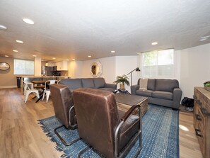 Een smart-tv, een dvd-speler en een tafeltennistafel