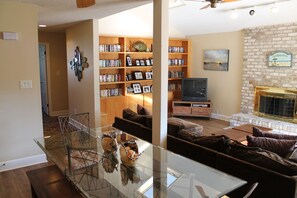 Smart-TV, peis, DVD-spiller og bøker