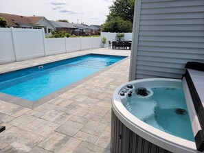 Utendørsbasseng og et oppvarmet basseng