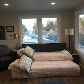 2 bedrooms, iron/ironing board, WiFi, bed sheets - Hemlock House - Beautiful Home with the best location in town! (Sitka)