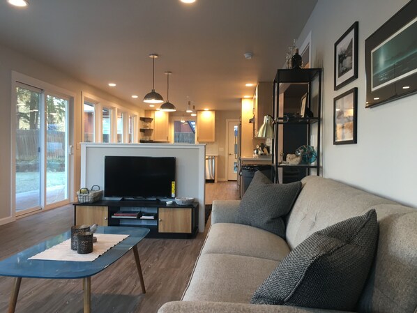 TV, books - Hemlock House - Beautiful Home with the best location in town! (Sitka)