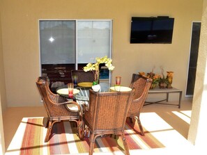 Outdoor dining - Exquisite Destination. Disney Vacation Homes. Central to All Major Attraction (Kissimmee)