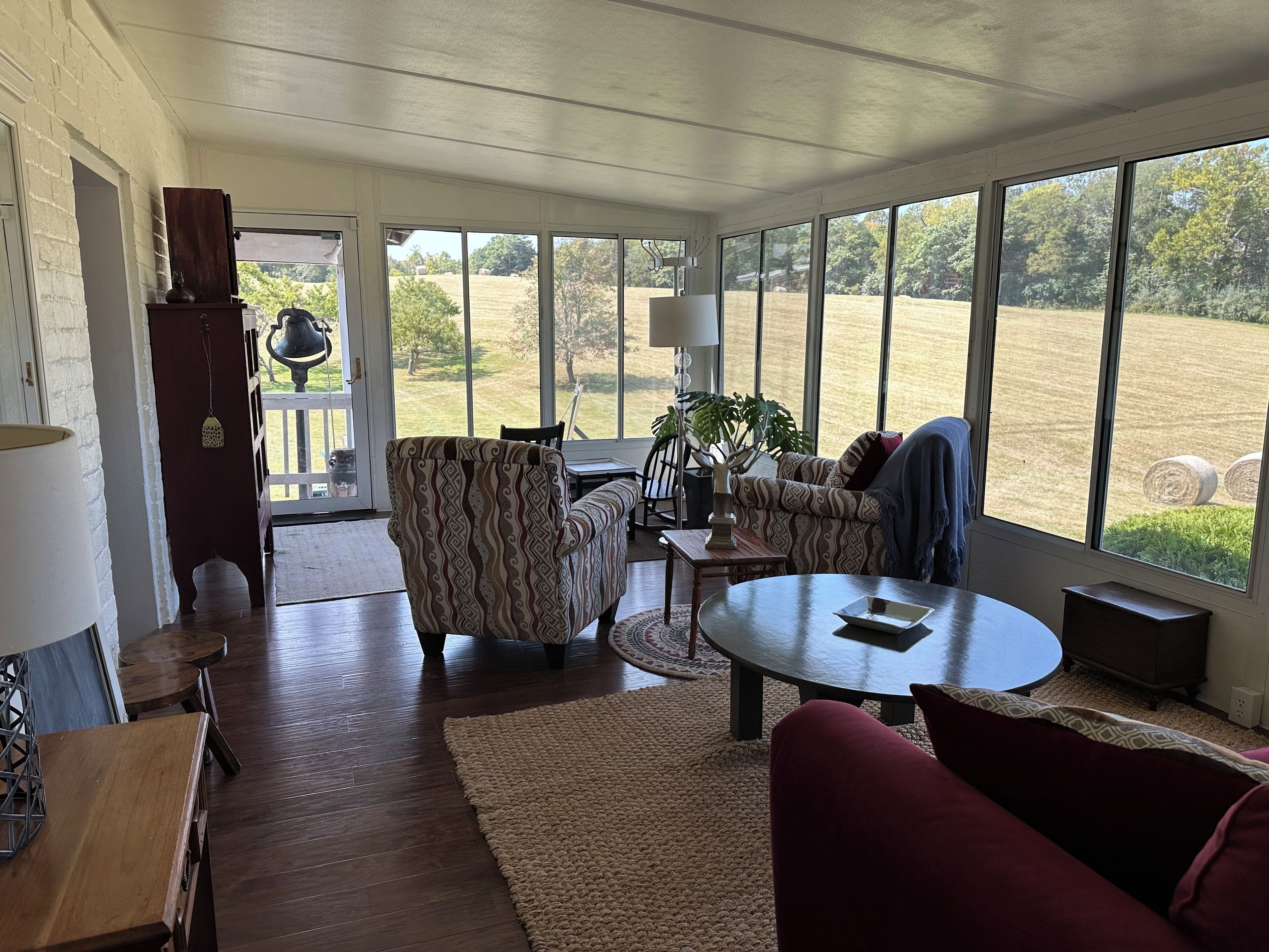 TV connectée, table de tennis de table, livres, chaîne hi-fi