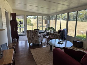 Smart-TV, Tischtennisplatte, Bücher, Stereoanlage