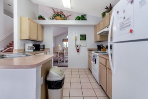 Fully equipped kitchen - Spacious 4BR Villa with Lake Views and Heated Pool (Kissimmee)