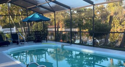 Lake Front Remodeled Salt Water Pool 1.5 miles to Beach-Home-3Bd/2ba/LR/Kitchen
