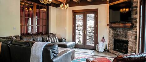 Smart TV, caminetto, lettore DVD, libri