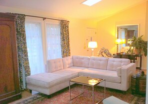 Smart-TV, peis, DVD-spiller og bøker