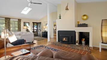 Smart TV, chimenea, reproductor de DVD y libros