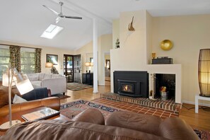 Smart TV, chimenea, reproductor de DVD y libros