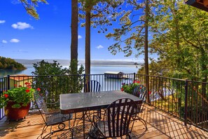 Outdoor dining - TOTAL RENOVATION: On Main Channel: Bass Fishing & Family Fun: Kayaks, canoe (Scottsboro)
