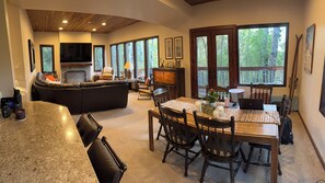 تلفزيون ذكي، مدفأة، مشغل دي في دي