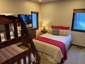 2 bedrooms, iron/ironing board, free WiFi, bed sheets