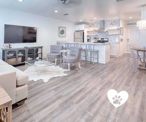 Chic Seagrove Condo, PET FRIENDLY! 🐶 2min Walk to Beach w/Pool