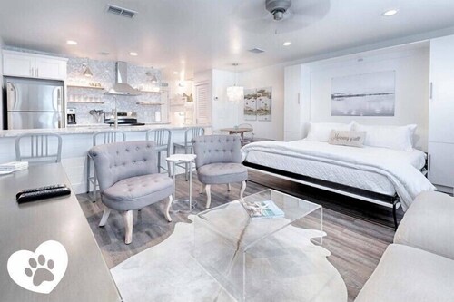 Chic Seagrove Condo, Pet Friendly 🐶 2min Walk to Beach w/Pool!